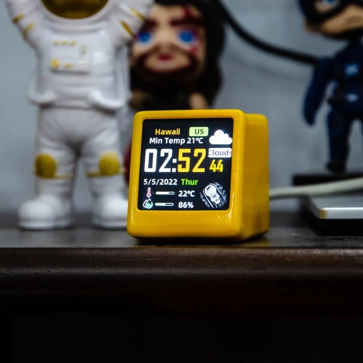 Cool Office Tech Gadgets - Kreatives, super cooles Mini-WiFi-Desktop-Wetter-Digitaluhrgerät mit IPS-LCD-Bildschirm,